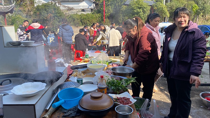 烟火暖人心，凝心齐聚力！绘晶科技开展户外烧烤团建活动